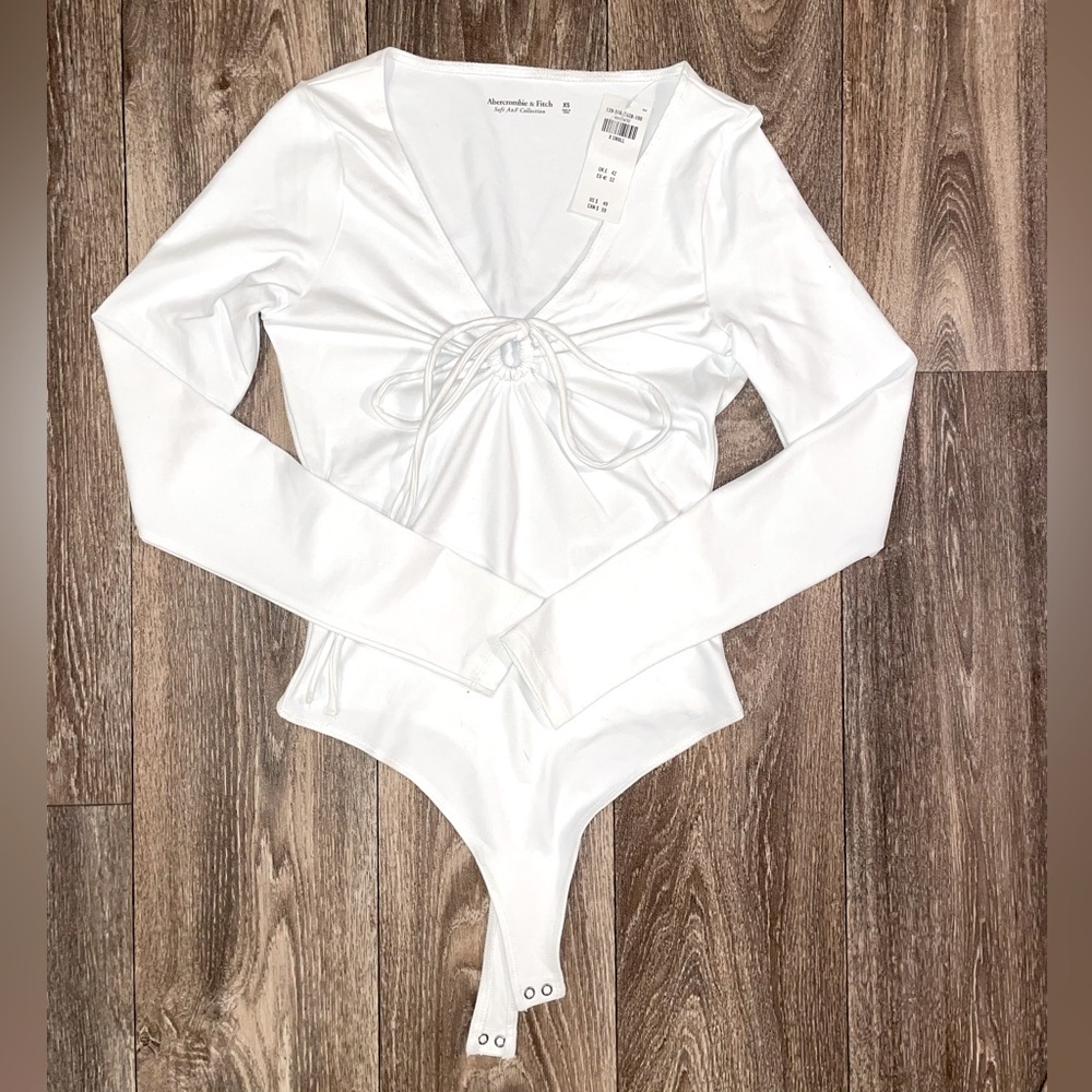 NWT - Abercrombie Long-Sleeve Seamless Fabric Keyhole Bodysuit (White)